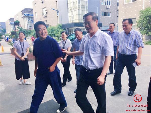 博多俞董事長引領毛書記一行參觀博多