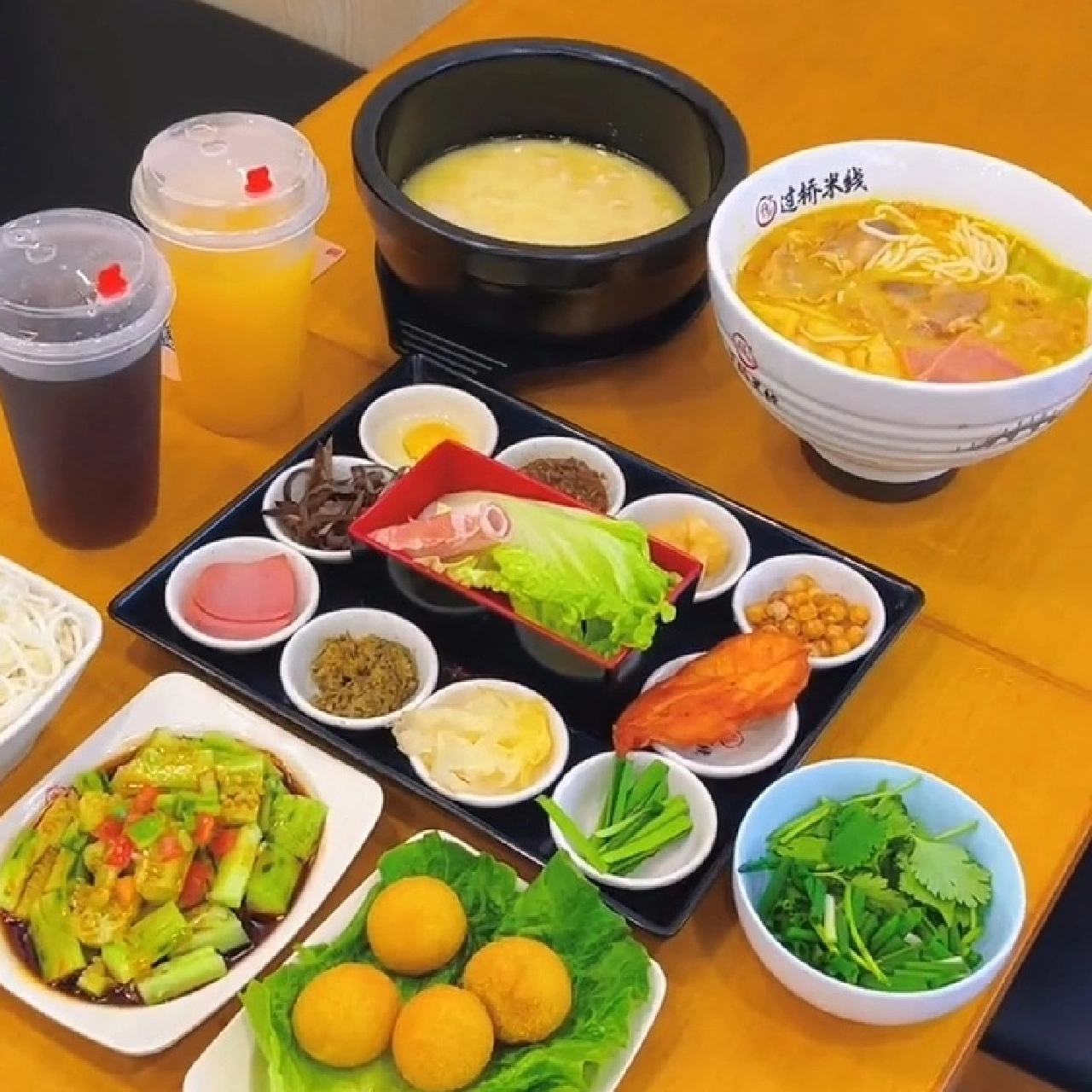 終于知道這家十秒到米線加盟店為什么每天排隊(duì)人氣爆滿了